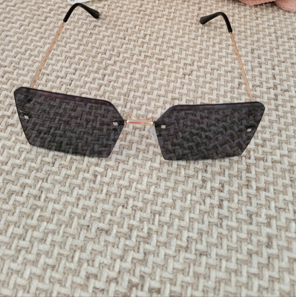 Gold-Frame Black Lens Women’s Fashion Sunglasses